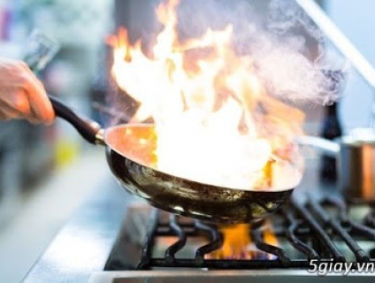 Khi nấu ăn mà chảo dầu bị cháy thì phải làm sao?